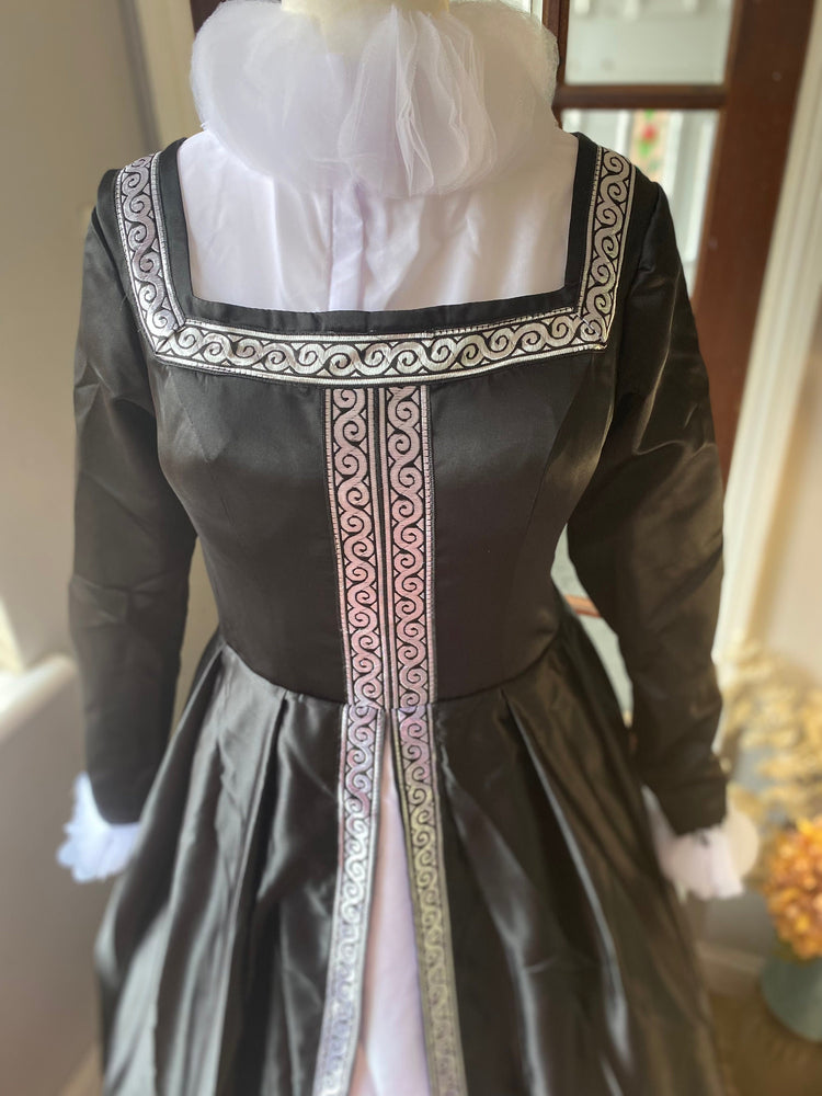 
                  
                    Elizabethan dress, Anne Boyeln Dress
                  
                